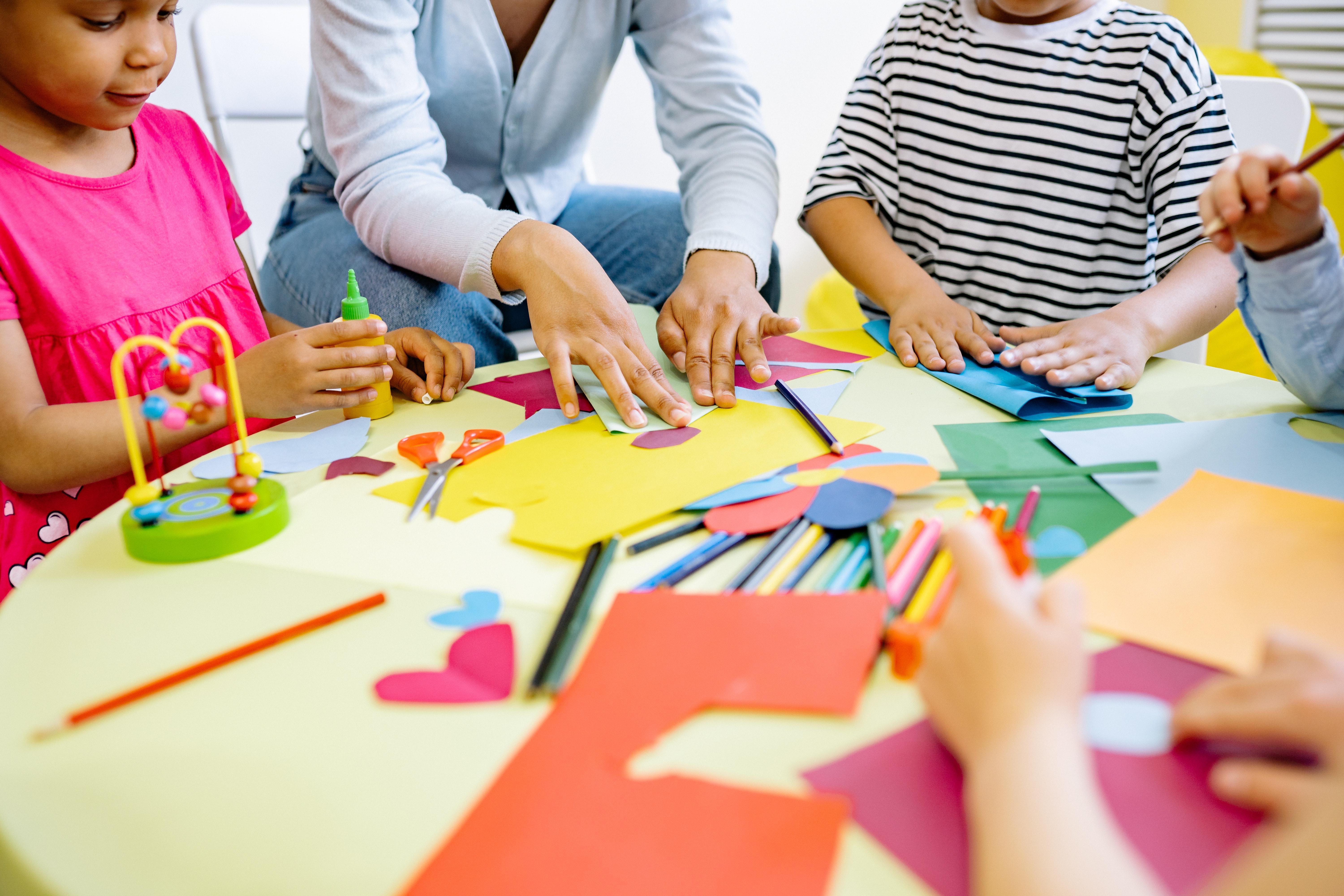 sspac/elementary school children doing arts and crafts